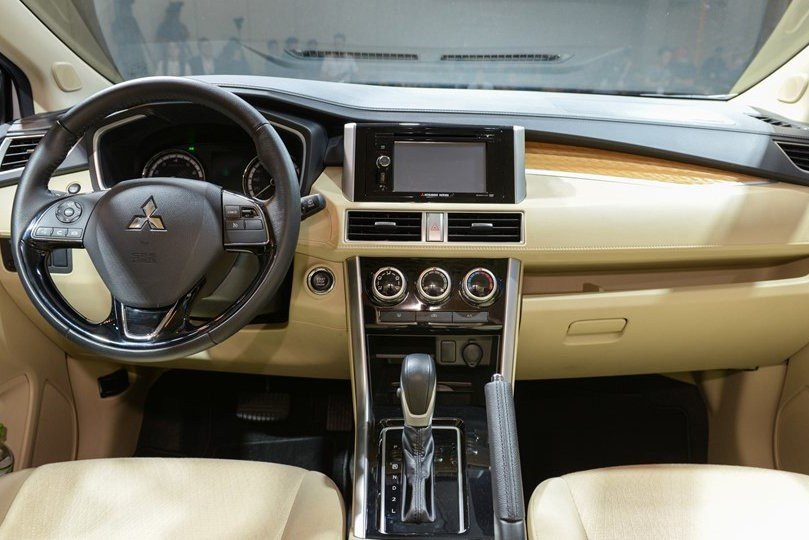 So sánh xe Mitsubishi Xpander 2020 và Kia Rondo 2020